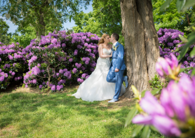 bruidsfotograaf-den-bosch-Bruidsrapportage Den Bosch kleurrijk met bloemen bij een boom door Fotostudio Difa Den Bosch
