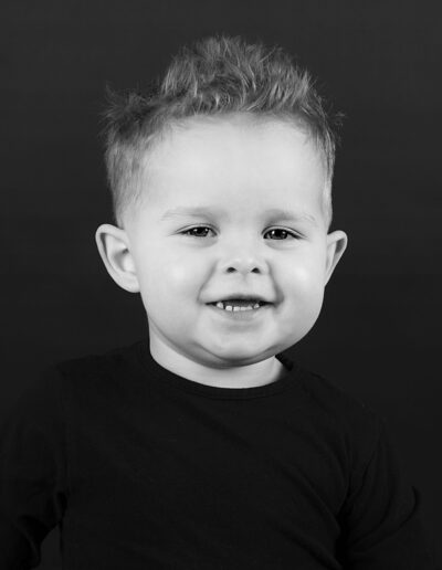 Kinderfotografie blij jongetje Bij fotostudio Difa in Den Bosch