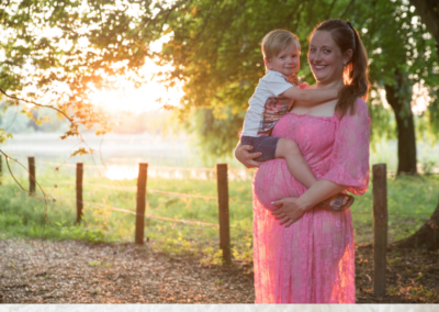 Zwangerschapsfotografie met zoontje in Den Bosch - Roze jurk bij water - Fotostudio Difa - Fotograaf Den Bosch