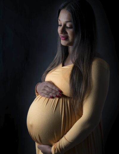 Zwangerschapfotografie gele jurk zwarte achtergrond Den Bosch