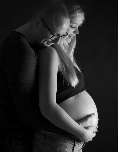 Zwangerschapsfotografie den bosch aanstaande vader en moeder lowkey