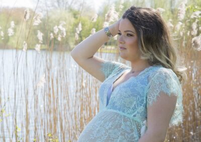 zwangerschap-fotografie-Den Bosch Blauwe jurk bij water