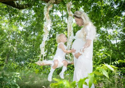 Zwangerschapsfotografie in Den Bosch - Fotostudio Difa - Moeder en dochter bij schommel in de natuur"