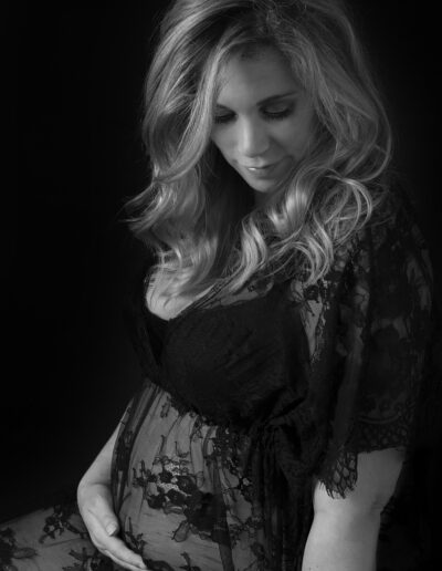 Zwangerschapsfotografie Den Bosch Low key bij fotostudio Difa Den Bosch